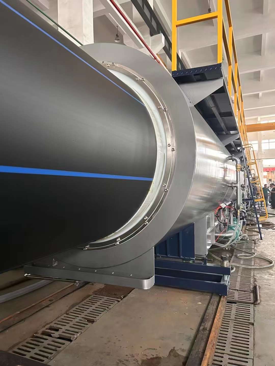 Новата производствена линија за истиснување PE1600(SDR13.6) е успешно завршена и чека испорака!