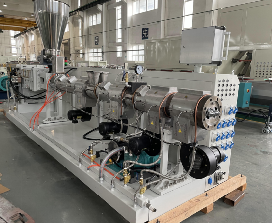 Работи што ја сочинуваат линијата за истиснување на пластични цевки